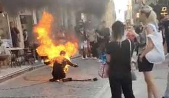 Galata Kulesi Meydanı’nda kendisini yakan şahıs hayatını kaybetti